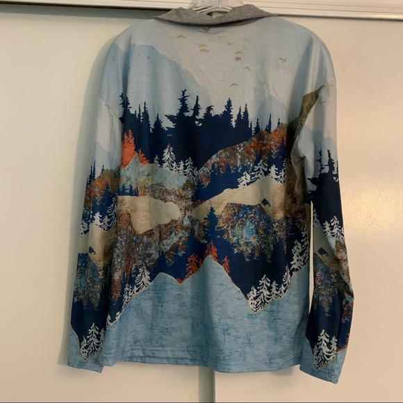 Mountain print v-neck - Picture 2 of 2